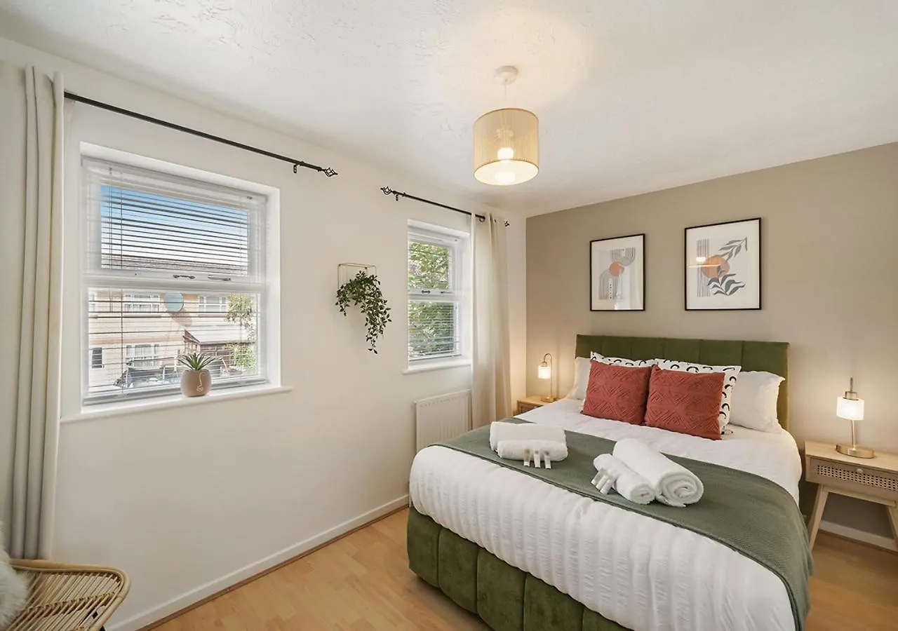 East London House Near Tube With Parking contacts